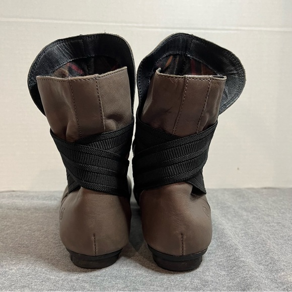 BORN women’s tan flat ankle booties. - Picture 5 of 15